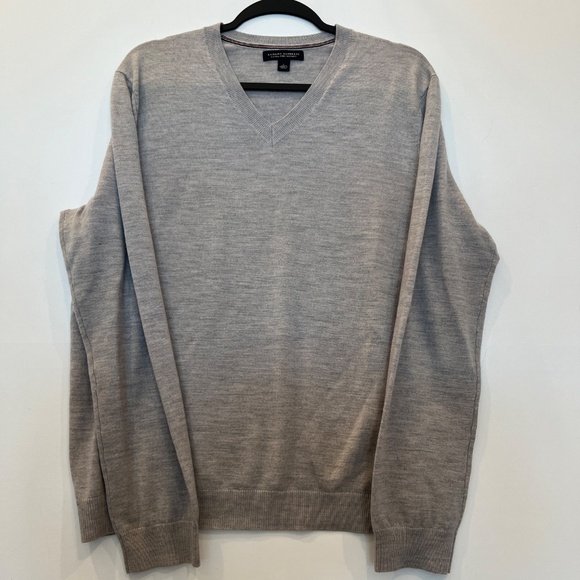 Banana Republic Men’s Extra Fine Merino Wool V-Neck Gray Sweater Large - Picture 2 of 11